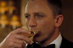 James Bond bebiendo Martini