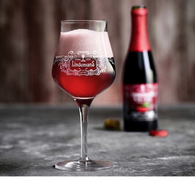 Foto de la cerveza lámbica Lindemans Kriek servida en su copa.