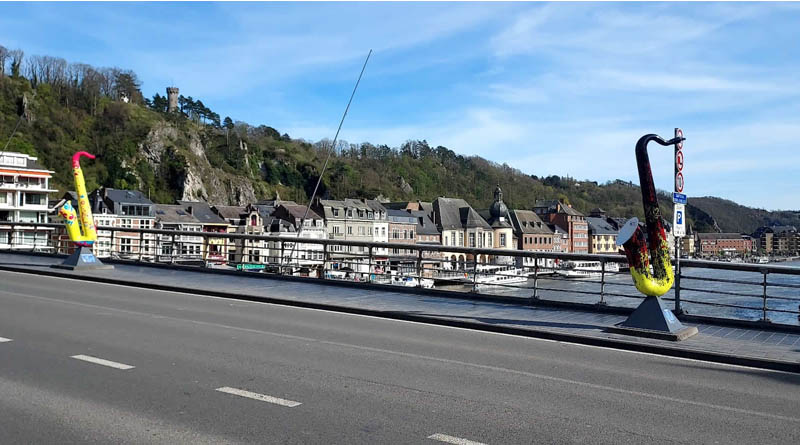 Ciudad Dinant puente saxofones Charles de Gaulle