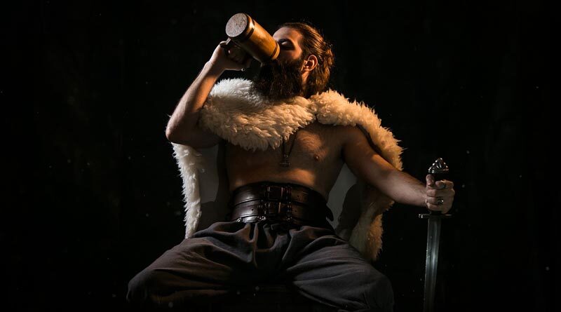 Vikingo bebiendo hidromiel