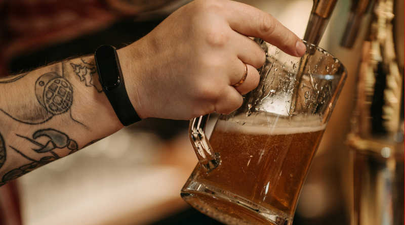 Sirviendo cerveza -grifo de cerveza