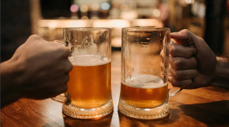 Dos jarras de cerveza